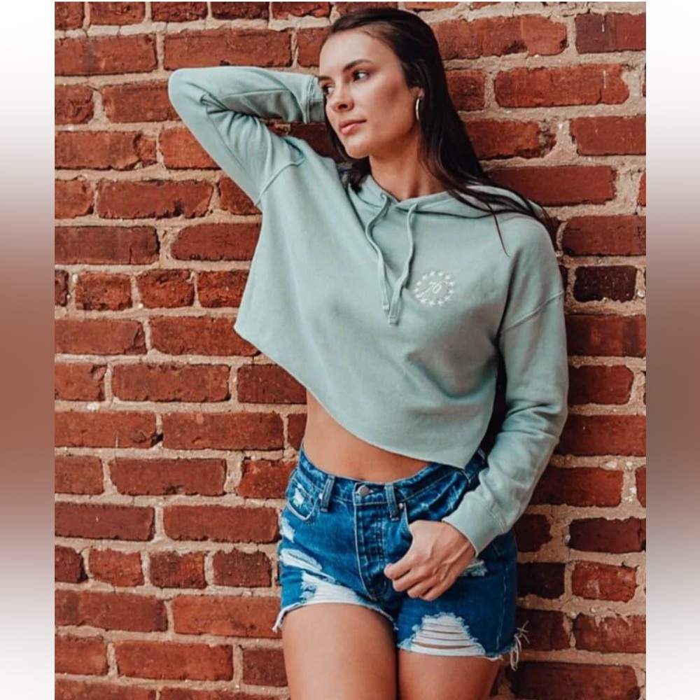 Women’s cropped sweatshirt with hoodie